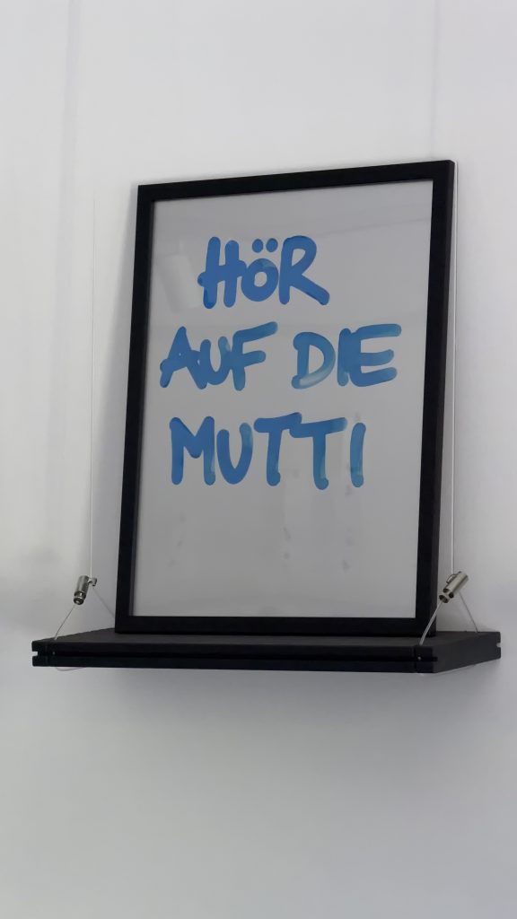 „HÖR AUF DIE MUTTI“ – handgeschriebenes Unikat im Rahmen