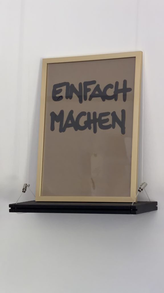 „EINFACH MACHEN“ – handgeschriebenes Unikat im Rahmen