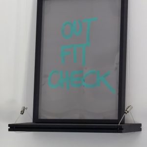 „OUTFIT CHECK“ – handgeschriebenes Unikat im Rahmen