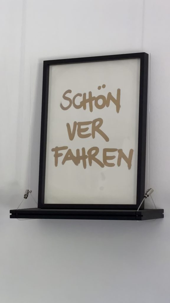 „SCHÖN VERFAHREN“ – handgeschriebenes Unikat im Rahmen