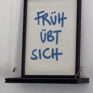 „FRÜH ÜBT SICH“ – handgeschriebenes Unikat im Rahmen
