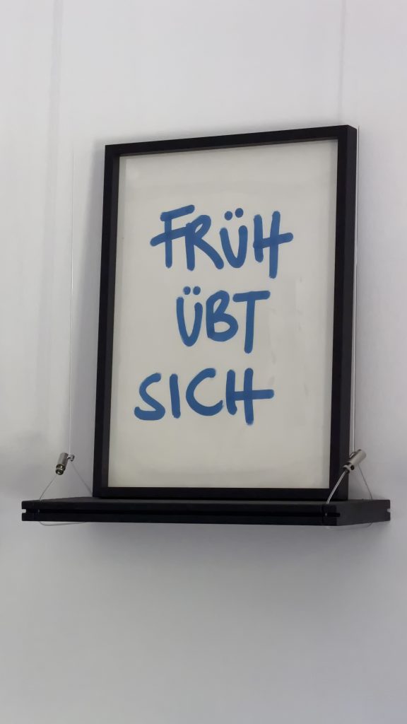 „FRÜH ÜBT SICH“ – handgeschriebenes Unikat im Rahmen