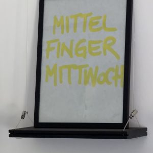 „MITTELFINGER MITTWOCH“ – handgeschriebenes Unikat im Rahmen