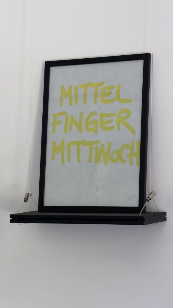 „MITTELFINGER MITTWOCH“ – handgeschriebenes Unikat im Rahmen