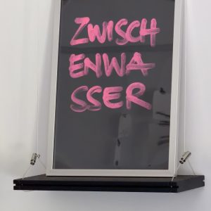„ZWISCHENWASSER“ – handgeschriebenes Unikat im Rahmen