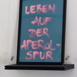„LEBEN AUF DER APEROLSPUR“ – handgeschriebenes Unikat im Rahmen